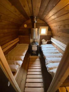 Sauna Innenraum mit Kräutermatten und Aufgusseimer