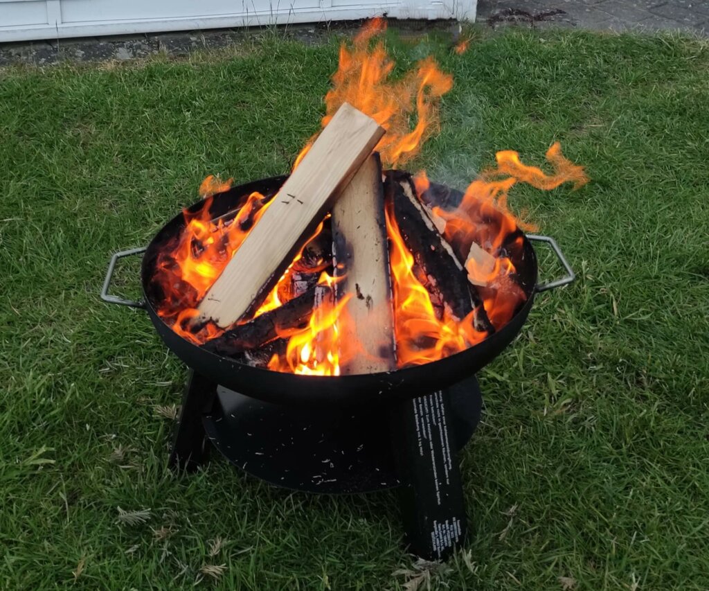 Feuerschale Lagerfeuer Brennholz Feuer