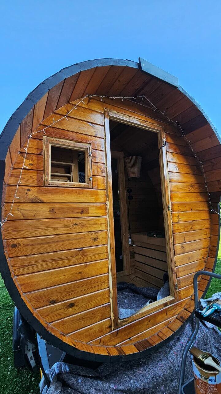Sauna Eingang frisch gestrichen