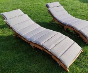 1_300_250 Seitenansicht der Wellness-Liegen für die Sauna