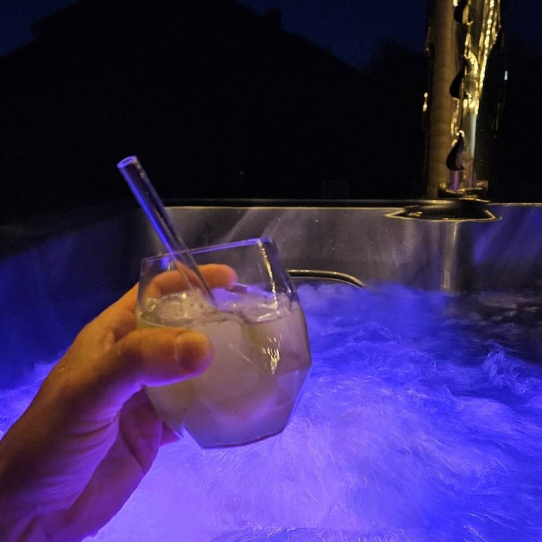 Cocktail im Hot Tub
