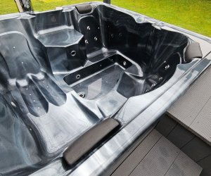 Hot Tub im leeren Zustand Hot Tub im leeren Zustand