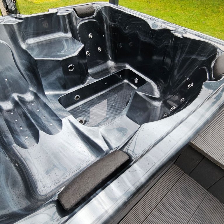 Hot Tub im leeren Zustand