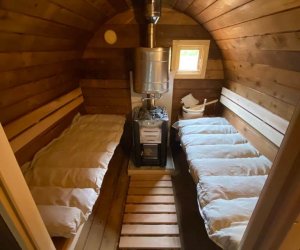 Sauna Innenraum mit Kräutermatten und Aufgusseimer