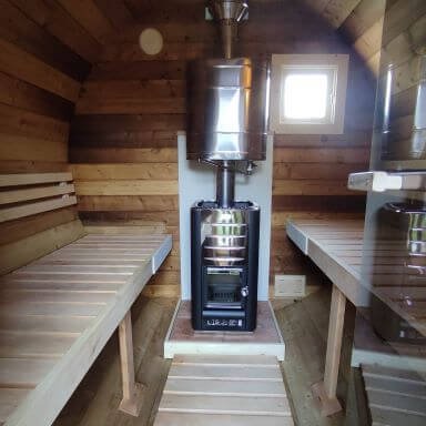 Sauna Innenraum mit Holzofen von Harvia