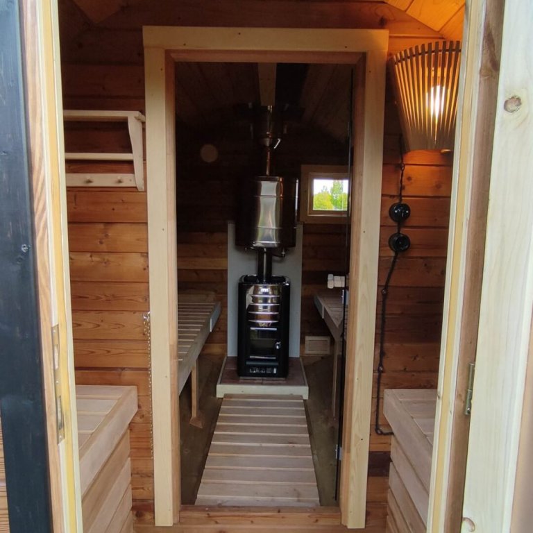 Blick in die Sauna mit Vorraum und Saunaraum