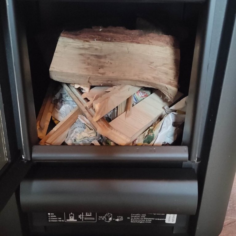 Sauna Innenraum mit Nahaufnahme vom Harvia Holzofen und Brennholz