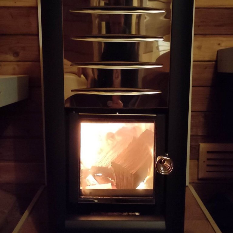 Sauna Ofen von Harvia mit loderndem Feuer