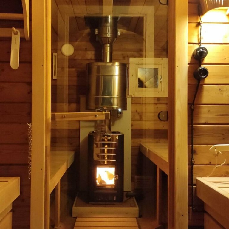 Sauna Innenansicht mit geöffneter Türe bei Nacht