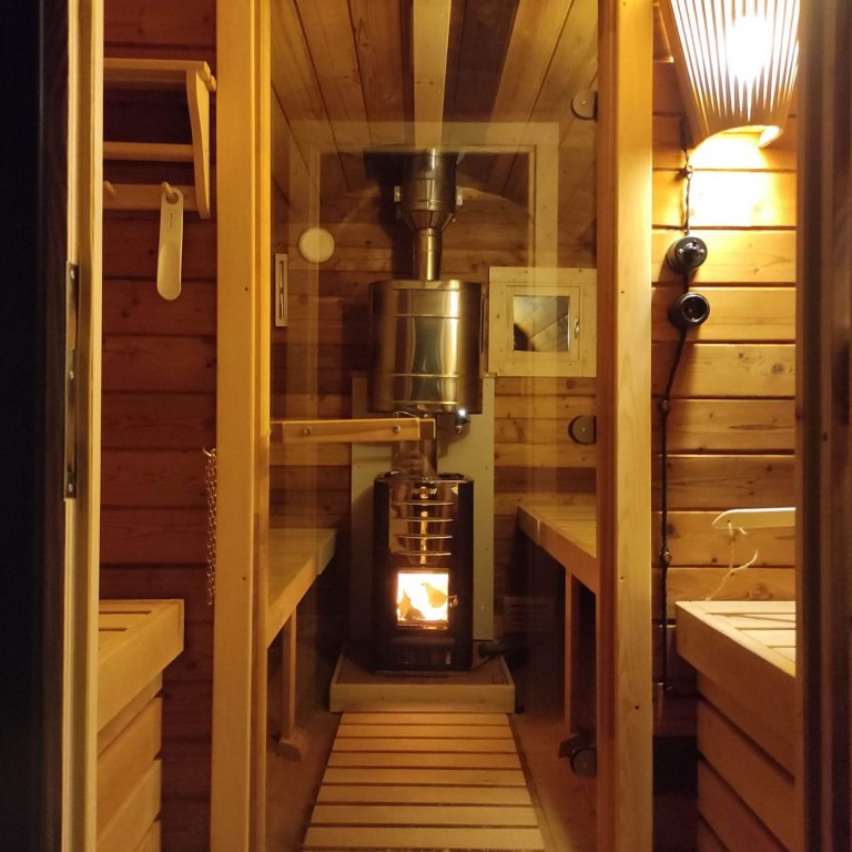 Sauna Innenansicht mit geöffneter Türe bei Nacht