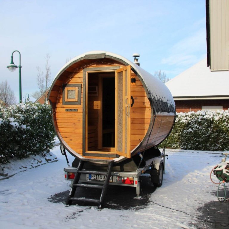 Sauna Fasssauna im Winter Eingangsseite