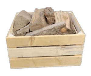 Holzkiste gefüllt mit Brennholz für die Sauna