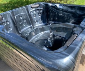 Hot Tub Innenansicht li Hot Tub Innenansicht links